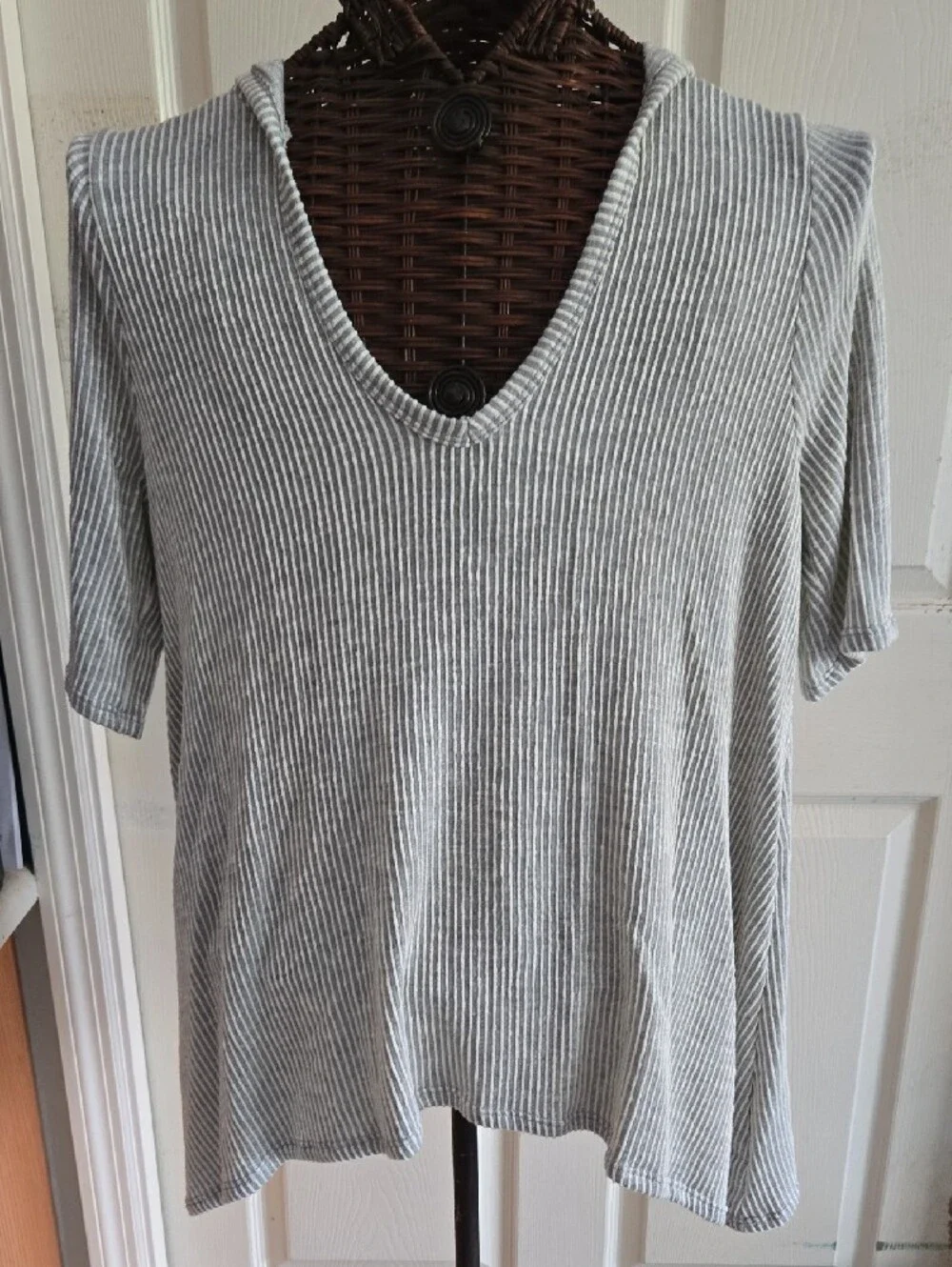 Gyft Light Gray And White Ribbed V-Neck Tee With Hoodie